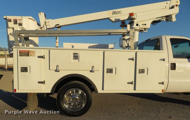 image for item DI3973 2005 Ford F450 Super Duty XL  bucket truck