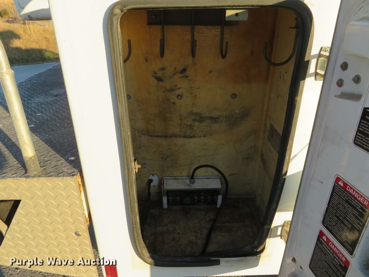 image for item DI3973 2005 Ford F450 Super Duty XL  bucket truck