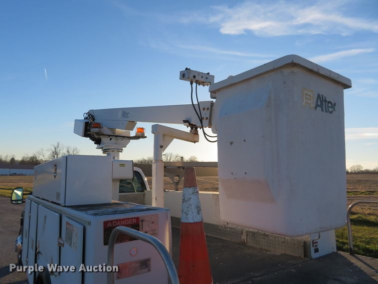 image for item DI3973 2005 Ford F450 Super Duty XL  bucket truck