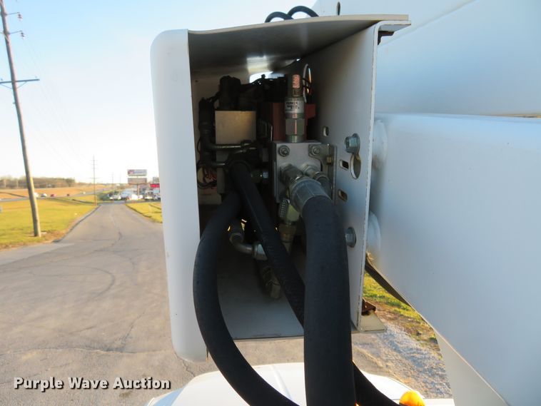 image for item DI3973 2005 Ford F450 Super Duty XL  bucket truck