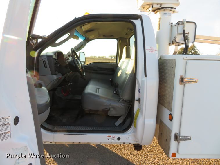 image for item DI3973 2005 Ford F450 Super Duty XL  bucket truck