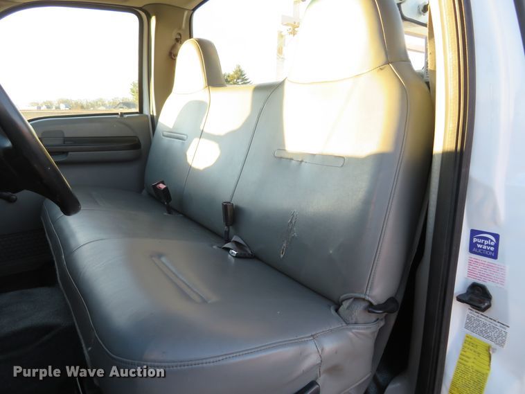 image for item DI3973 2005 Ford F450 Super Duty XL  bucket truck