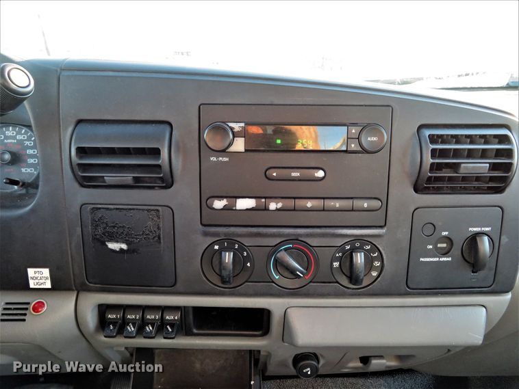 image for item DI3973 2005 Ford F450 Super Duty XL  bucket truck