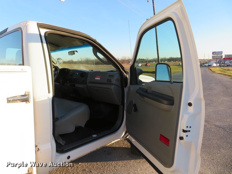 image for item DI3973 2005 Ford F450 Super Duty XL  bucket truck