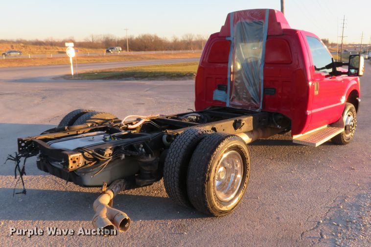 image for item DI3974 2012 Ford F350 Super Duty XLT  pickup truck cab and chassis