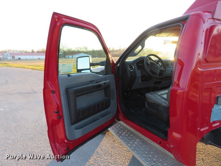 image for item DI3974 2012 Ford F350 Super Duty XLT  pickup truck cab and chassis