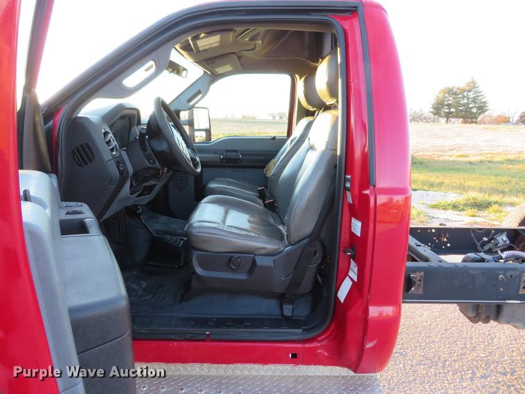 image for item DI3974 2012 Ford F350 Super Duty XLT  pickup truck cab and chassis