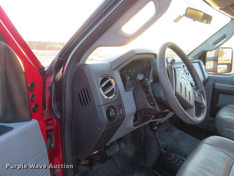 image for item DI3974 2012 Ford F350 Super Duty XLT  pickup truck cab and chassis