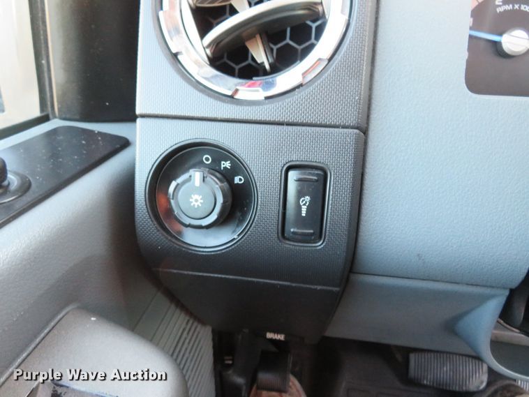 image for item DI3974 2012 Ford F350 Super Duty XLT  pickup truck cab and chassis