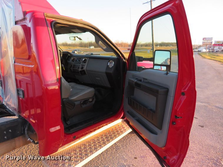 image for item DI3974 2012 Ford F350 Super Duty XLT  pickup truck cab and chassis