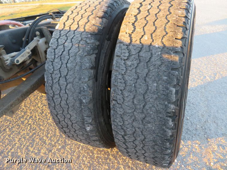 image for item DI3974 2012 Ford F350 Super Duty XLT  pickup truck cab and chassis