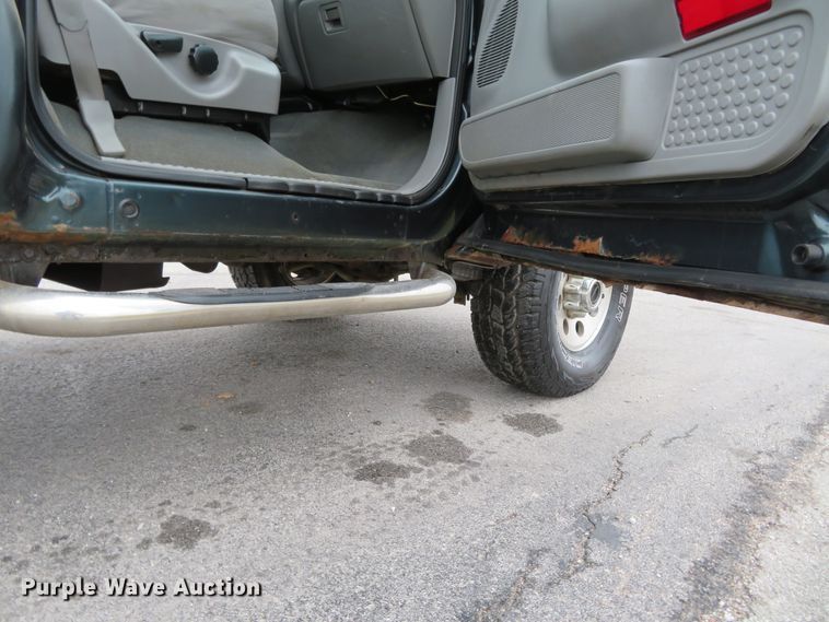 image for item DI3979 2004 Ford F350 Super Duty XLT  pickup truck