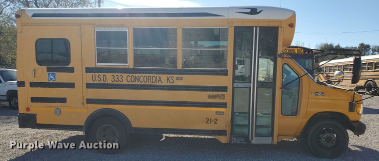 image for item DI5019 2001 Ford Econoline E450 Super Duty  Blue Bird school bus