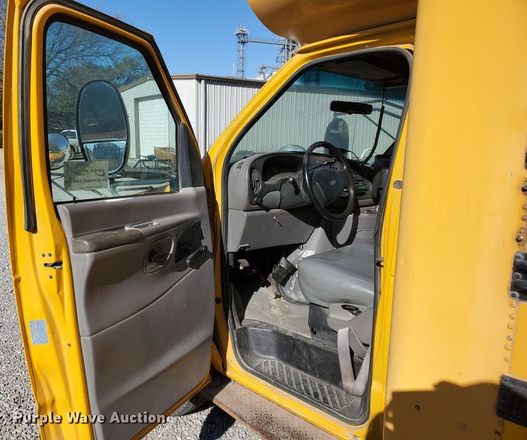 image for item DI5019 2001 Ford Econoline E450 Super Duty  Blue Bird school bus