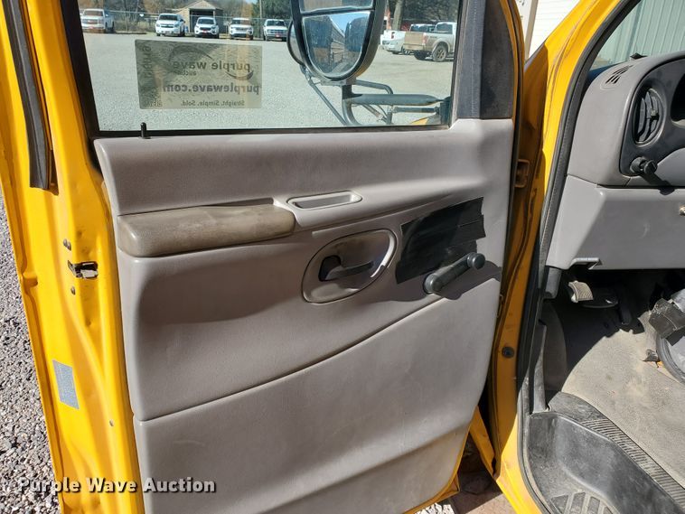 image for item DI5019 2001 Ford Econoline E450 Super Duty  Blue Bird school bus