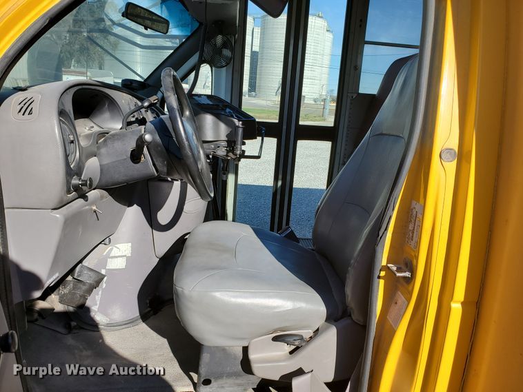 image for item DI5019 2001 Ford Econoline E450 Super Duty  Blue Bird school bus