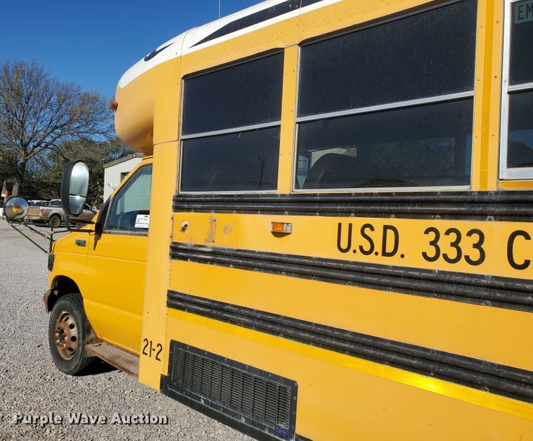 image for item DI5019 2001 Ford Econoline E450 Super Duty  Blue Bird school bus