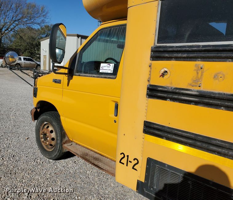 image for item DI5019 2001 Ford Econoline E450 Super Duty  Blue Bird school bus