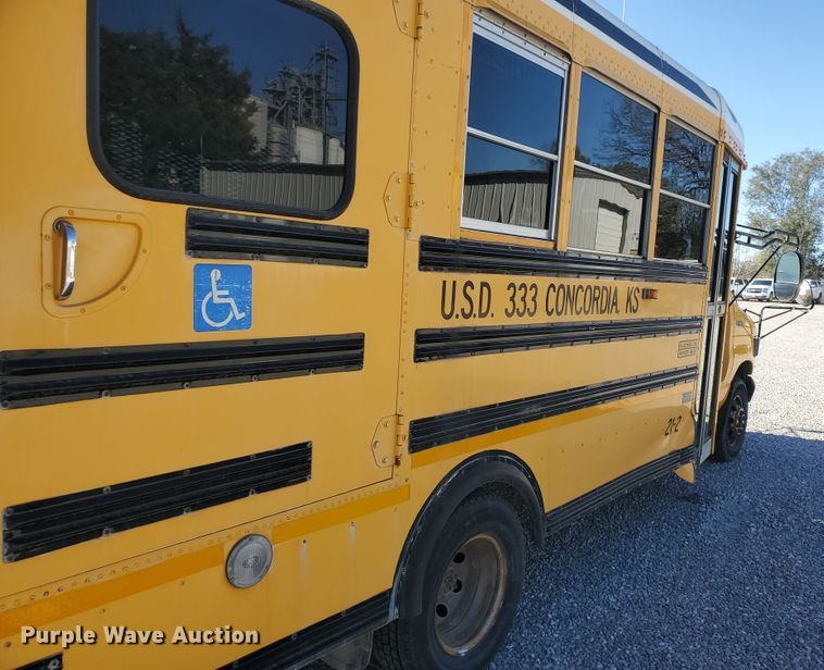 image for item DI5019 2001 Ford Econoline E450 Super Duty  Blue Bird school bus