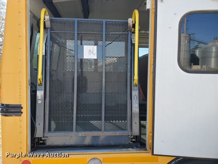 image for item DI5019 2001 Ford Econoline E450 Super Duty  Blue Bird school bus