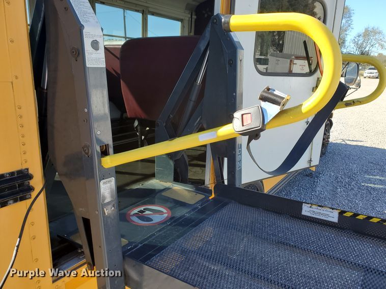 image for item DI5019 2001 Ford Econoline E450 Super Duty  Blue Bird school bus