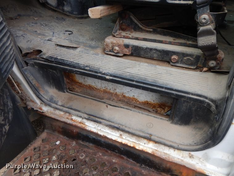 image for item DI8217 2003 Chevrolet C5500  dump flatbed truck