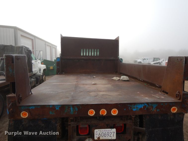 image for item DI8217 2003 Chevrolet C5500  dump flatbed truck