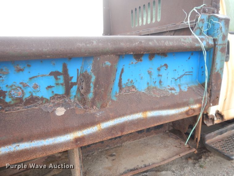 image for item DI8217 2003 Chevrolet C5500  dump flatbed truck