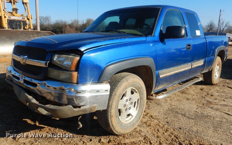 image for item DJ8563 2004 Chevrolet Silverado 1500  Ext. Cab pickup truck