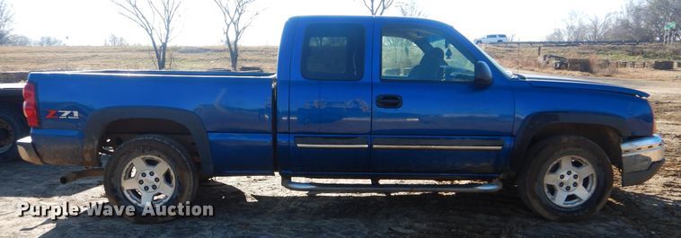 image for item DJ8563 2004 Chevrolet Silverado 1500  Ext. Cab pickup truck