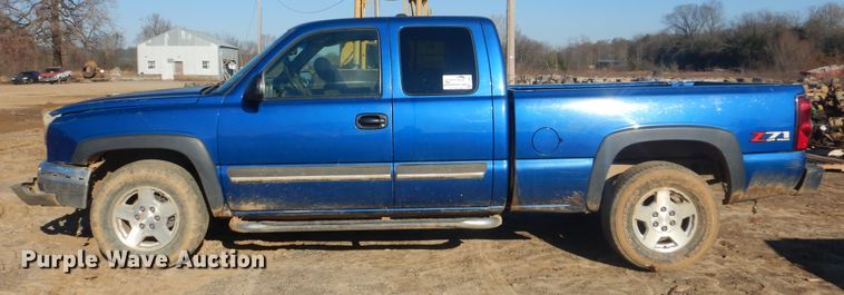 image for item DJ8563 2004 Chevrolet Silverado 1500  Ext. Cab pickup truck