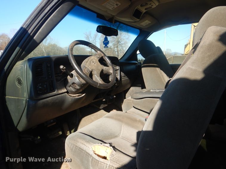 image for item DJ8563 2004 Chevrolet Silverado 1500  Ext. Cab pickup truck