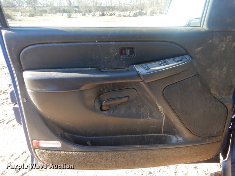 image for item DJ8563 2004 Chevrolet Silverado 1500  Ext. Cab pickup truck