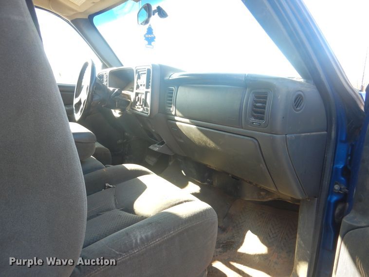 image for item DJ8563 2004 Chevrolet Silverado 1500  Ext. Cab pickup truck