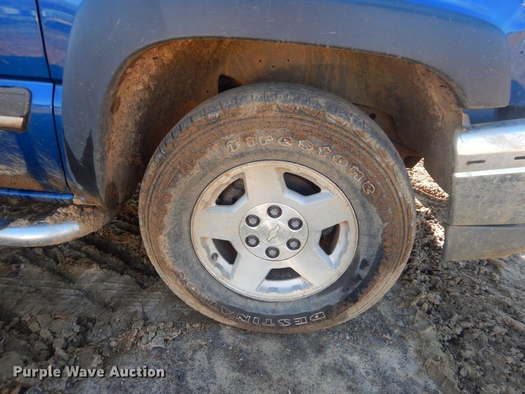 image for item DJ8563 2004 Chevrolet Silverado 1500  Ext. Cab pickup truck