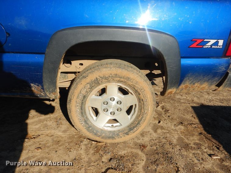 image for item DJ8563 2004 Chevrolet Silverado 1500  Ext. Cab pickup truck