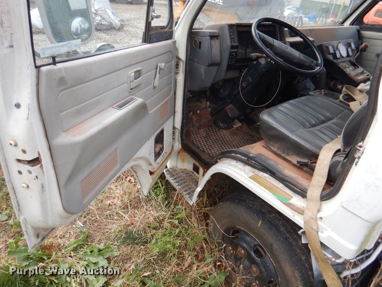 image for item DY9623 1990 Isuzu NPR  street sweeper truck