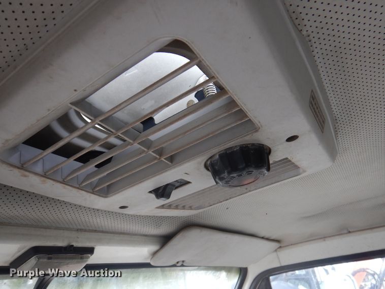 image for item DY9623 1990 Isuzu NPR  street sweeper truck