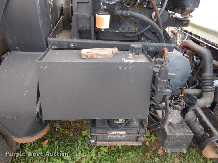 image for item DY9623 1990 Isuzu NPR  street sweeper truck