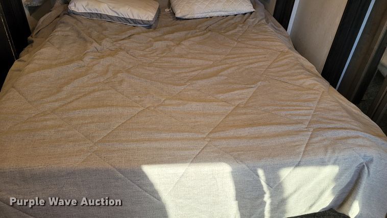 image for item ET9040 2019 Heartland M-3230CK  camper