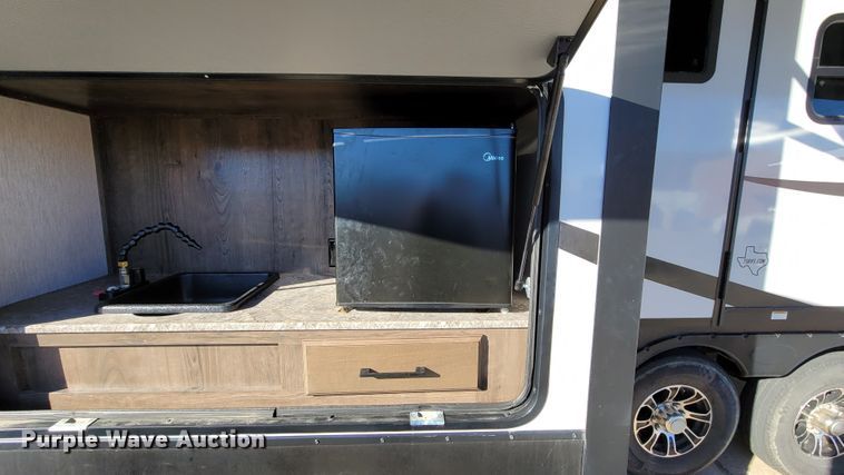 image for item ET9040 2019 Heartland M-3230CK  camper