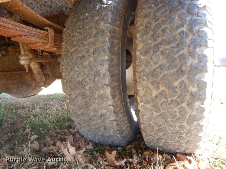 image for item FG9702 1996 Ford F450 Super Duty  utility truck