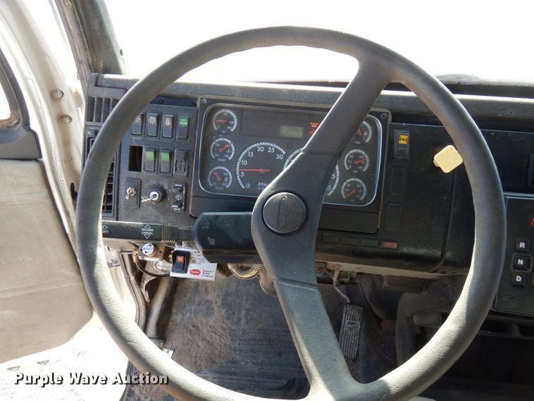 image for item FW9979 2002 Freightliner FL70  Crew Cab service truck