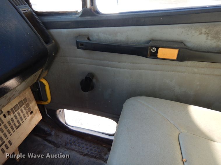 image for item FW9979 2002 Freightliner FL70  Crew Cab service truck