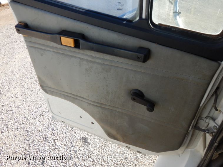 image for item FW9979 2002 Freightliner FL70  Crew Cab service truck