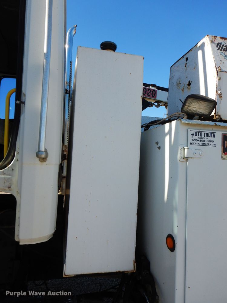 image for item FW9979 2002 Freightliner FL70  Crew Cab service truck