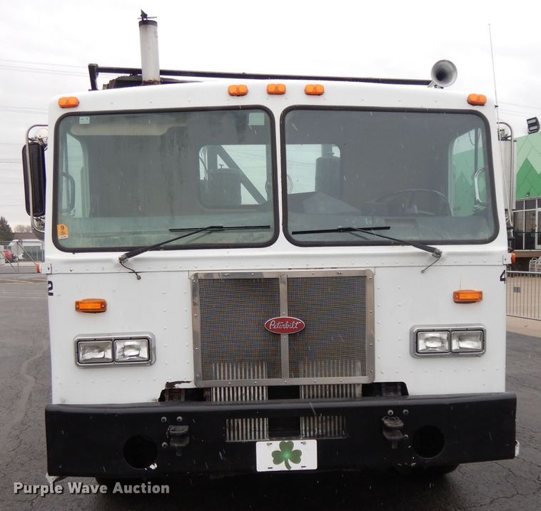 image for item GH9069 1993 Peterbilt 320  roll-off container truck