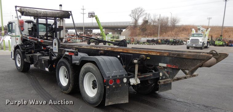 image for item GH9069 1993 Peterbilt 320  roll-off container truck