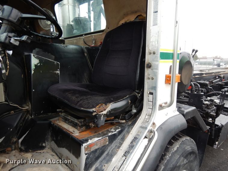 image for item GH9069 1993 Peterbilt 320  roll-off container truck