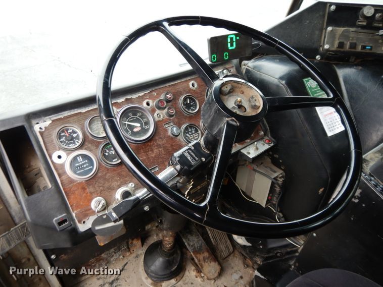 image for item GH9069 1993 Peterbilt 320  roll-off container truck